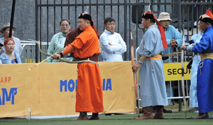 Nadaam festival  wedstrijd boogschieten  Mongolie