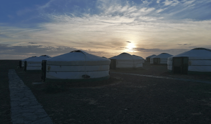 Zonsondergang tentenkamp Gobiwoestijn  Mongolie