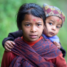 Nepalese kinderen zijn zo schattig. Ze wilden steeds graag op de foto. Ik vond het leuk om te wandelen in de bergen en we konden fijn zwemmen in het zwembad. Mijn moeder had op de olifantenpoep getrapt.