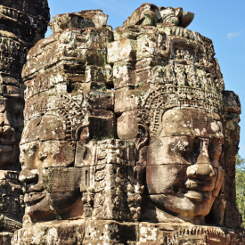 De tempels bij Angkor zijn best wel spannend. In een van de “jungle tempels” hebben we verstoppertje gespeeld. Je kunt een fiets huren en zo alles gaan bekijken, maar wij gingen met een brommertaxi.