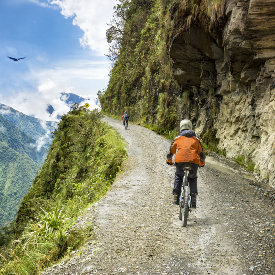 Meerdere klimaten op één dag, zoiets kan alleen maar in het overweldigende landschap van Bolivia. Een hoogtepunt was de mountainbike tour over de 64 km. lange Death Road. Starten in de sneeuw, een paar uur later sta je in een tropisch dal.