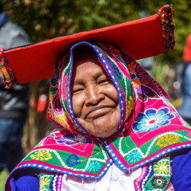 Een van de dingen die me opvielen op mijn reis door Peru zijn de prachtige kleuren die de kleren van de Peruanen in het Andesgebergte hebben. Alle kleuren van de regenboog, een genot voor het oog én de lens van je camera!