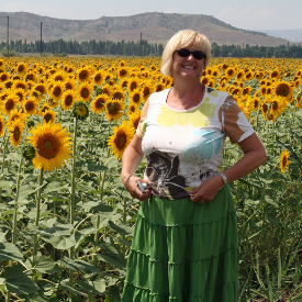 In Cappadocië wandelden we van Göreme naar Cavusin. Onderweg wonderlijke uitzichten en kleurige rotsformaties. Daartussen druiven- en meloenveldjes, veel bloemen en fruitbomen. We bekeken verscholen rotskerkjes en dronken wat op een terrasje in ‘the middle of nowhere’. Göreme is een toeristisch plaatsje, maar tijdens het wandelen merkten we daar eigenlijk niks van.
