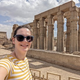 In Egypte reis je langs de levensader van het land, de Nijl. Het leven van de Egyptenaren speelt zich al duizenden jaren langs deze oevers af en overblijfselen uit de tijd van de farao's fascineren net zo zeer als het heden. 